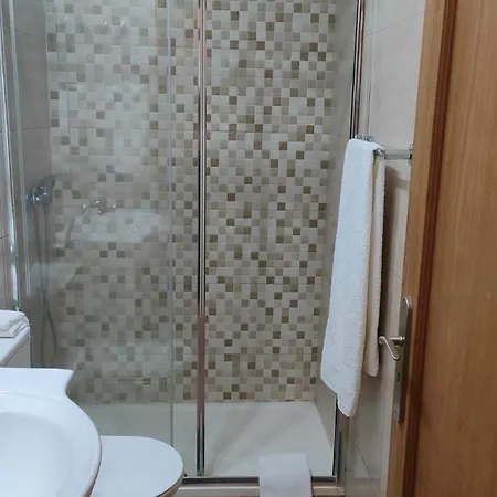 Family Hut - Quarto Com Kitchenette E Wc Privativo * Corroios